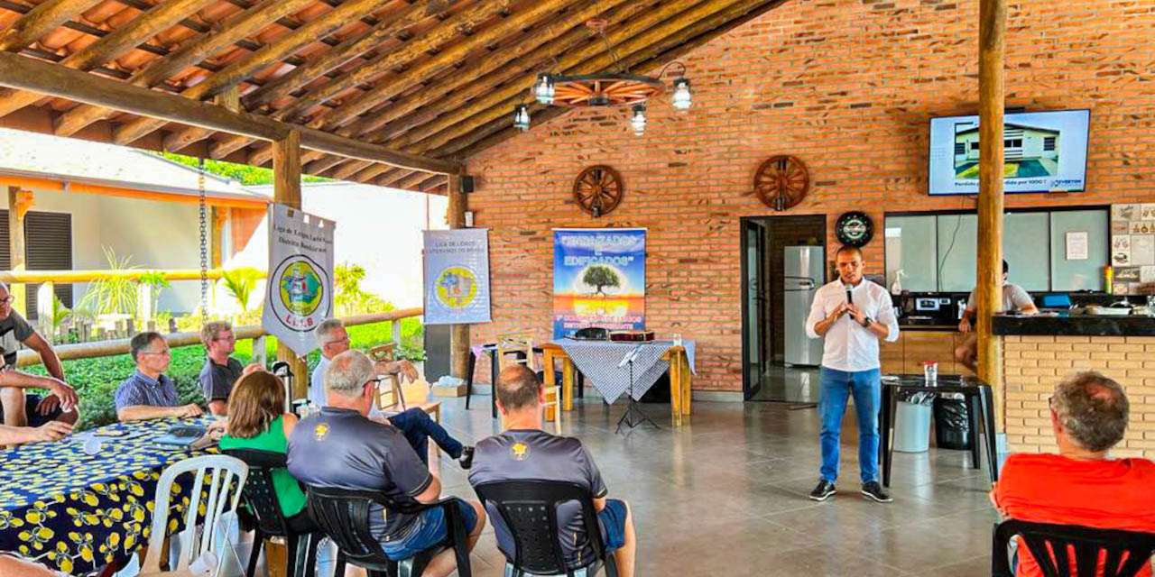 Everton Ferreira realiza palestra sobre educação financeira em retiro da IELB