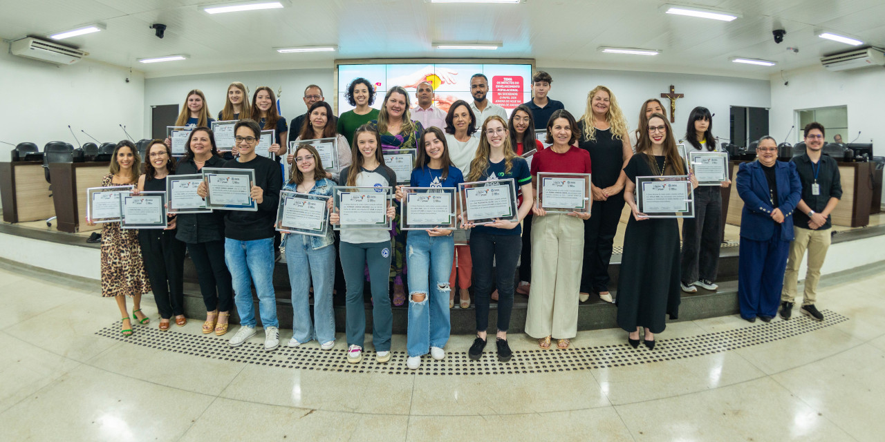 Alunos são premiados no Concurso de Redação Vinicius de Moraes