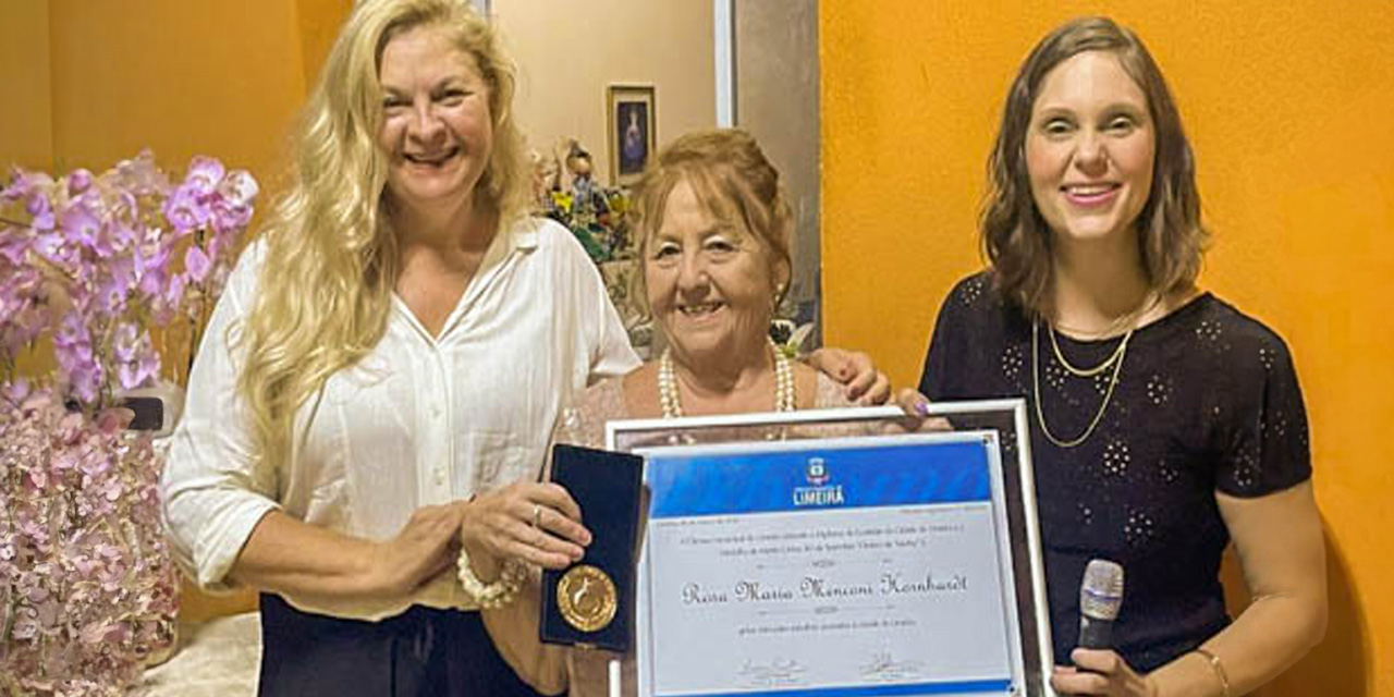 Vereadora Lu Bogo faz entrega de homenagem a Rosa Menconi