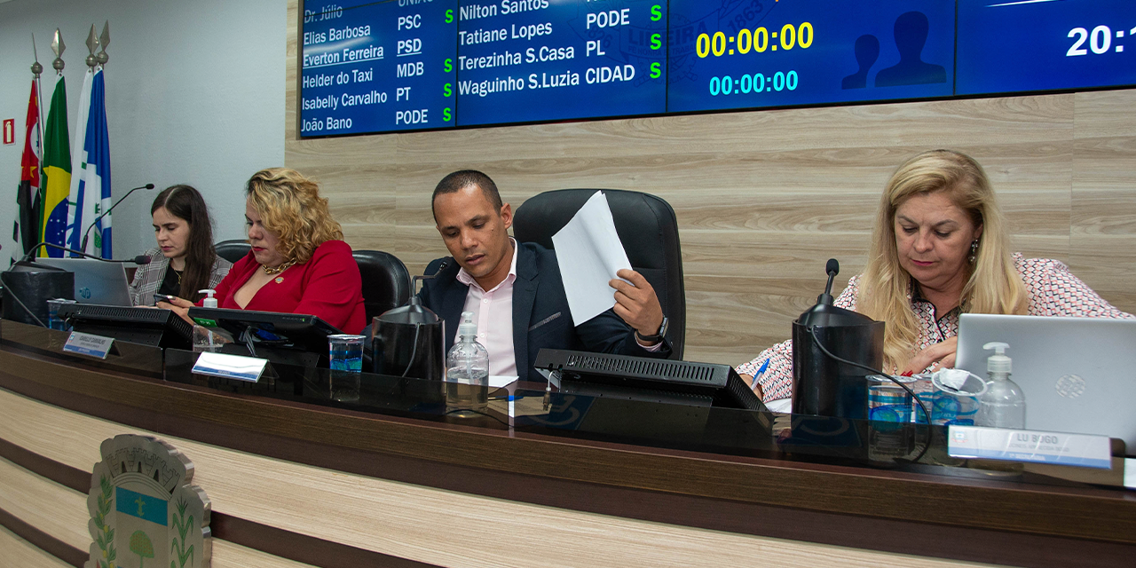 Aprovados projetos que permitem descontos de reposição ou indenização nos subsídios de agentes políticos