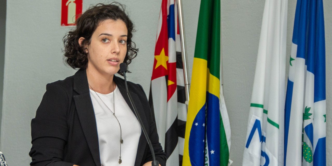Mariana Calsa pede reajuste no piso municipal do magistério para 2024