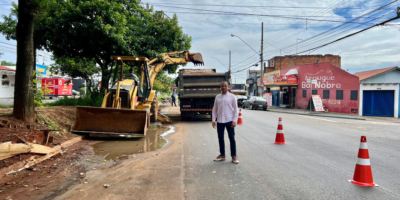 Vereador Everton Ferreira visita obras na Avenida Doutor Lauro Corrêa 