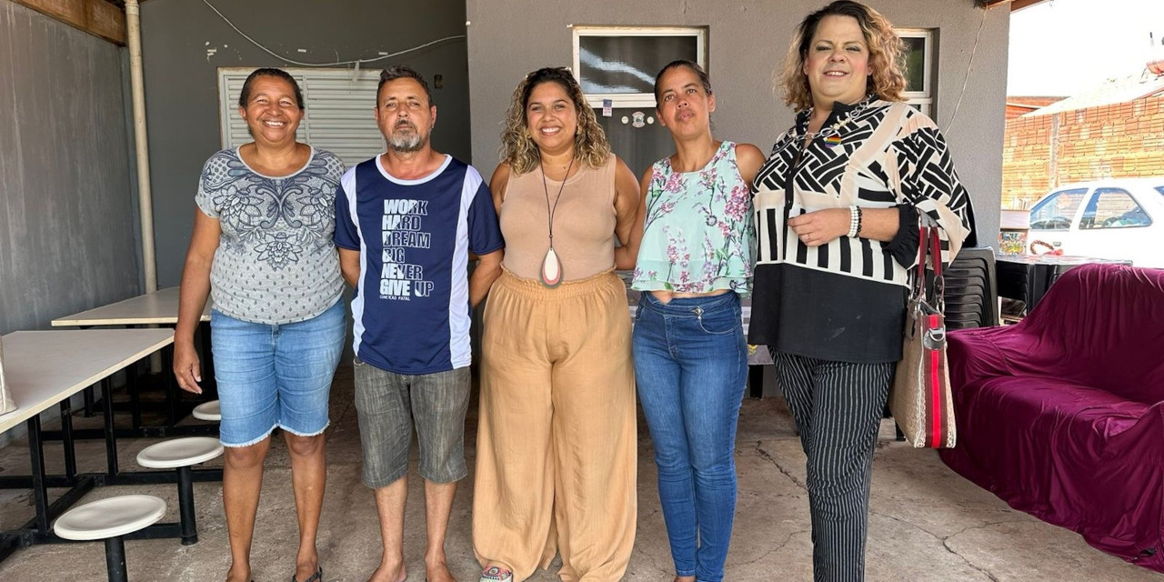 Isabelly Carvalho visita associação de moradores do Geada
