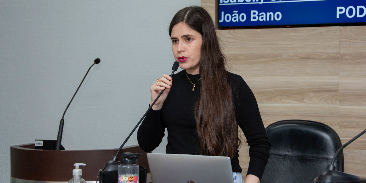 Tatiane Lopes protocola indicações pedindo serviços de zeladoria em espaços públicos da cidade