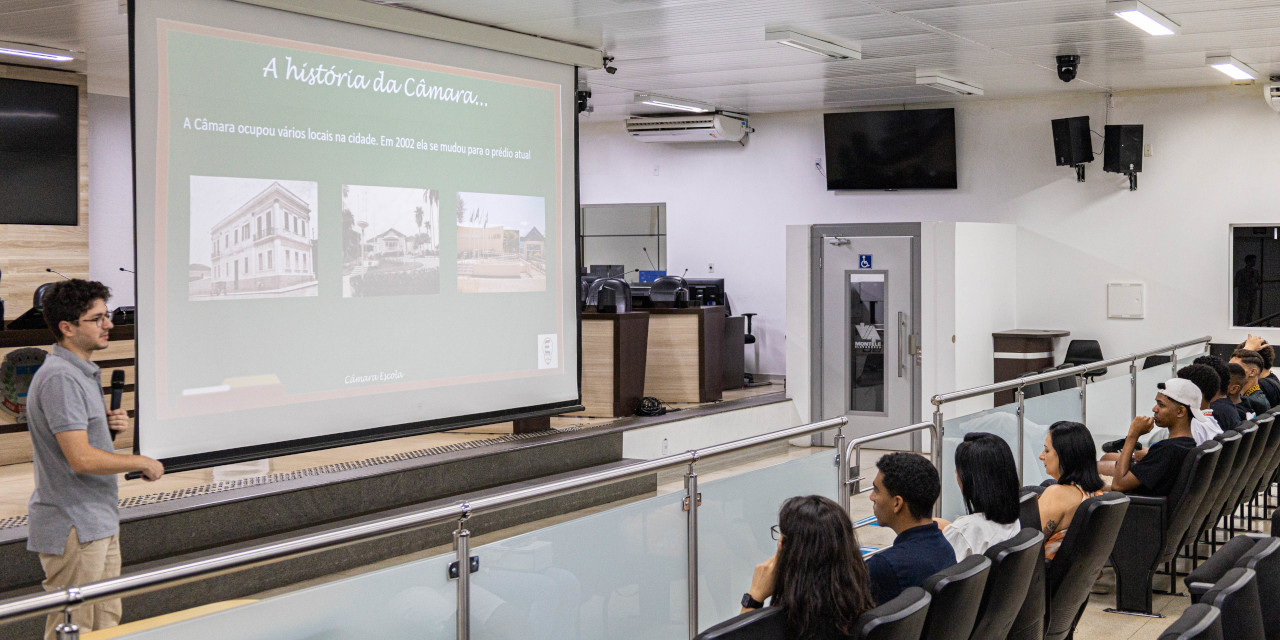 Turmas de aprendizes do SENAC participam de visita guiada à Câmara