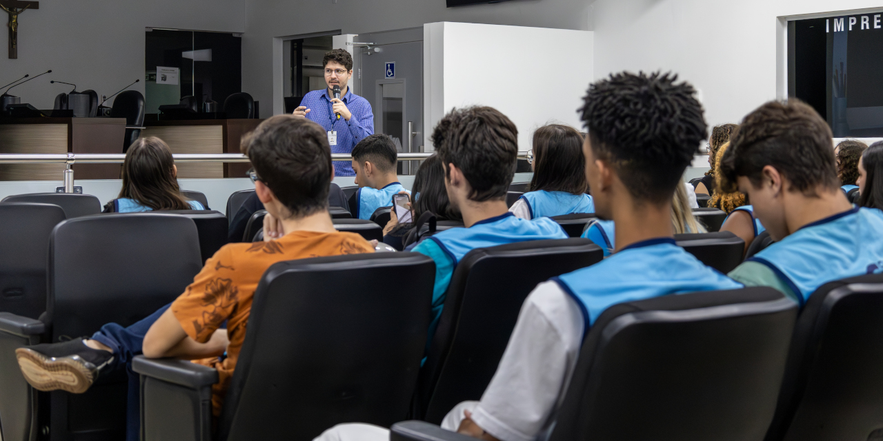 Atividade de educação política é promovida pela Escola Legislativa Paulo Freire