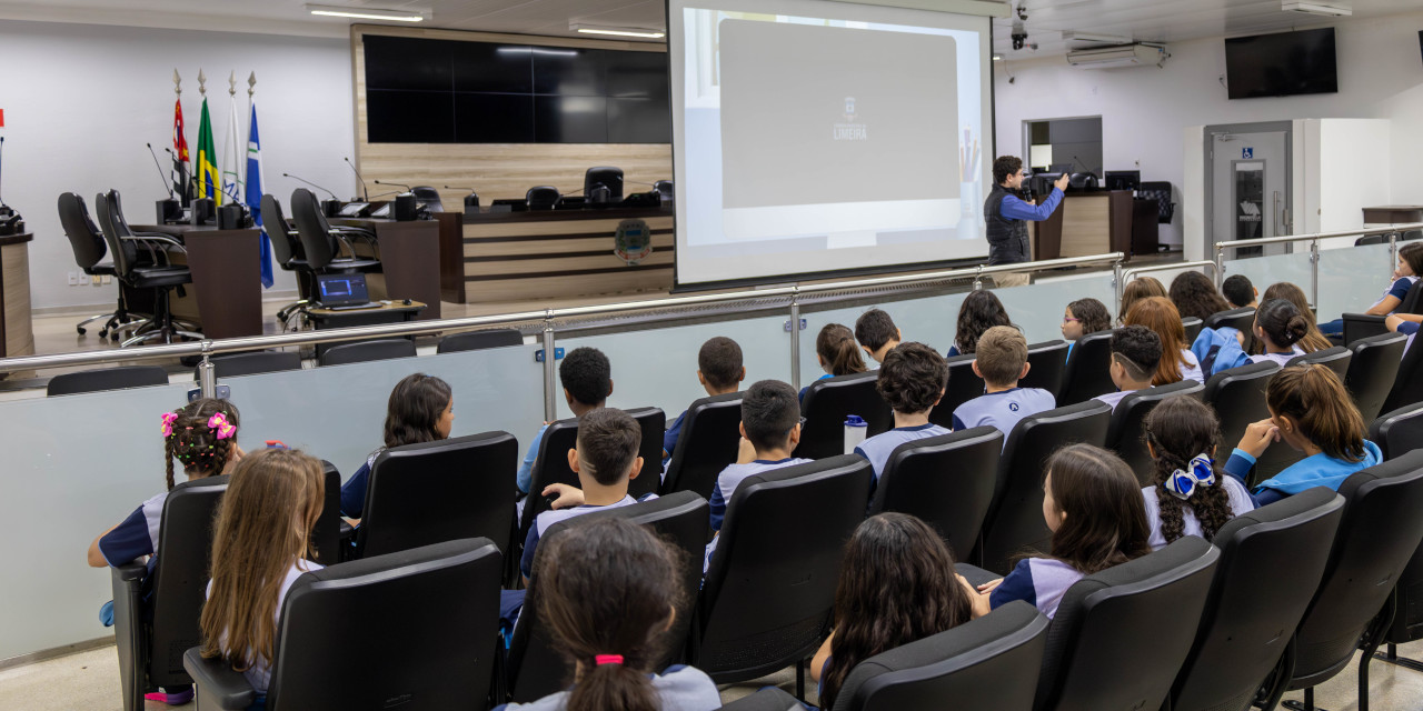 Alunos do Colégio Adventista de Limeira participaram de visita guiada à Câmara