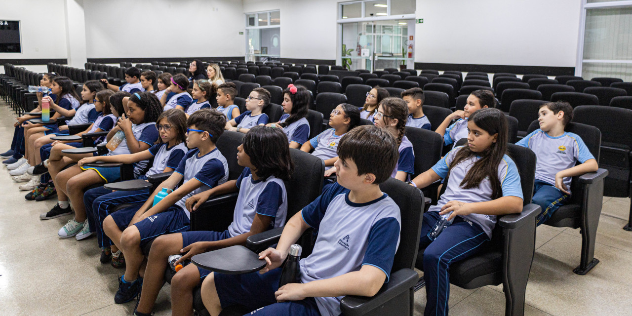 Alunos do Colégio Adventista de Limeira participaram de visita guiada à Câmara