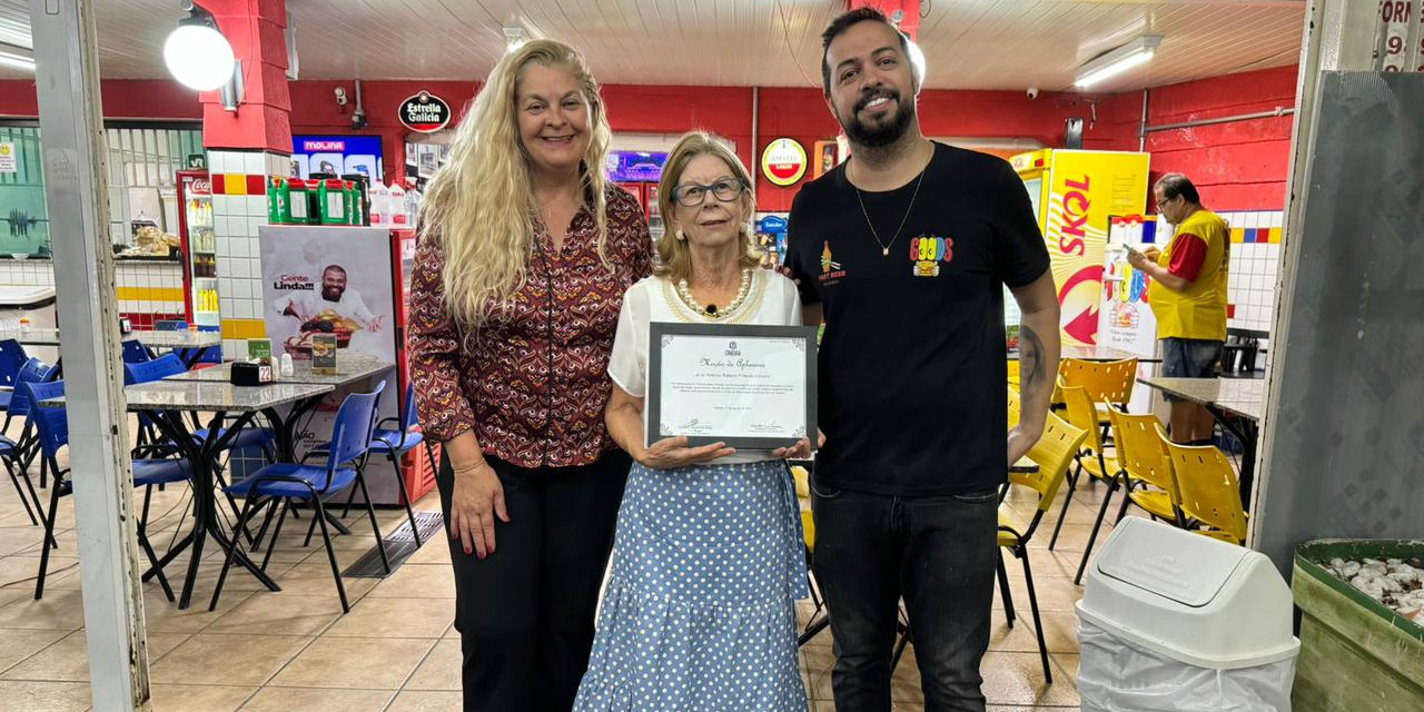 Lu Bogo faz entrega de Moção de Aplausos a Bom Burger Goods