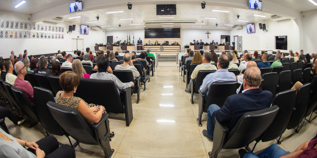 Câmara entrega Título de Cidadã Limeirense à Mayra Rosanna Gama de Araújo Silva da Costa