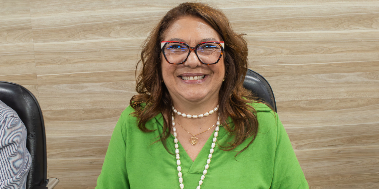 Câmara entrega Título de Cidadã Limeirense à Mayra Rosanna Gama de Araújo Silva da Costa