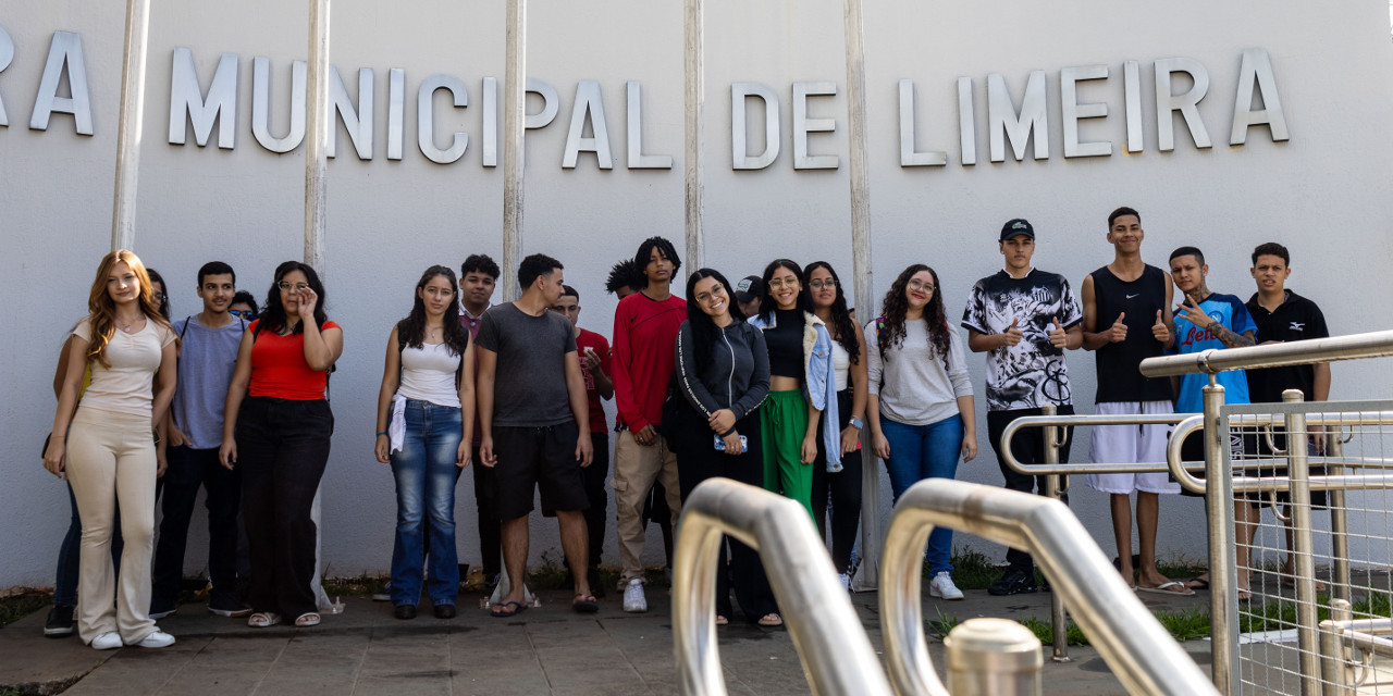 Turmas de aprendizes do SENAC conhecem a Câmara durante visita guiada