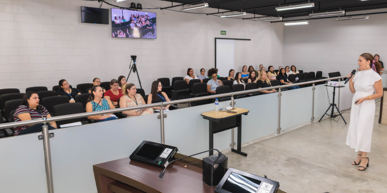 A palestra ministrada pela psicóloga, mentora de empresárias, master coach, palestrante e escritora, Andreza Leite, abordou temas relevantes para a evolução pessoal e profissional das mulheres