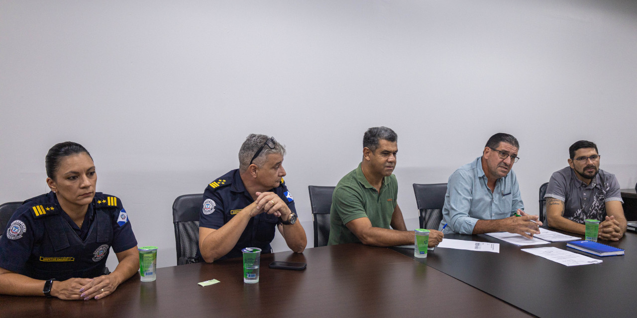 Guardas civis municipais Henrique Cassiano Paes, comandante, e Emanuele Costa Silva, subcomandante, dialogaram com os parlamentares