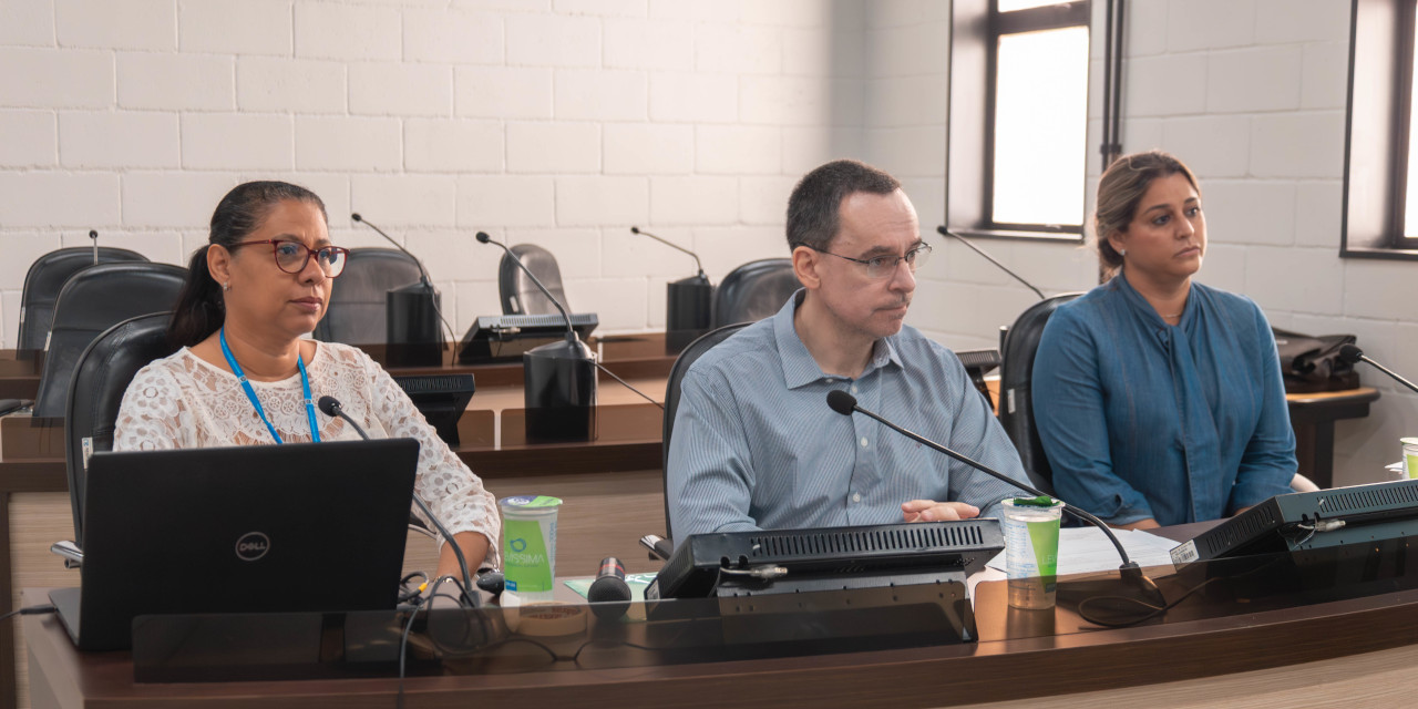 Participaram da reunião os representantes da Secretaria de Saúde, o secretário Alexandre Ferrari, a diretora de Atenção Secundária Andresa Medeiros e a gerente de Atenção Secundária Mayra Araújo