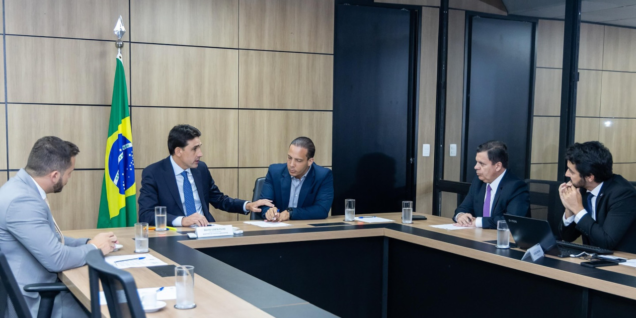Nilton Santos e prefeito se reúnem com ministro para discutir a instalação de aeroporto em Limeira