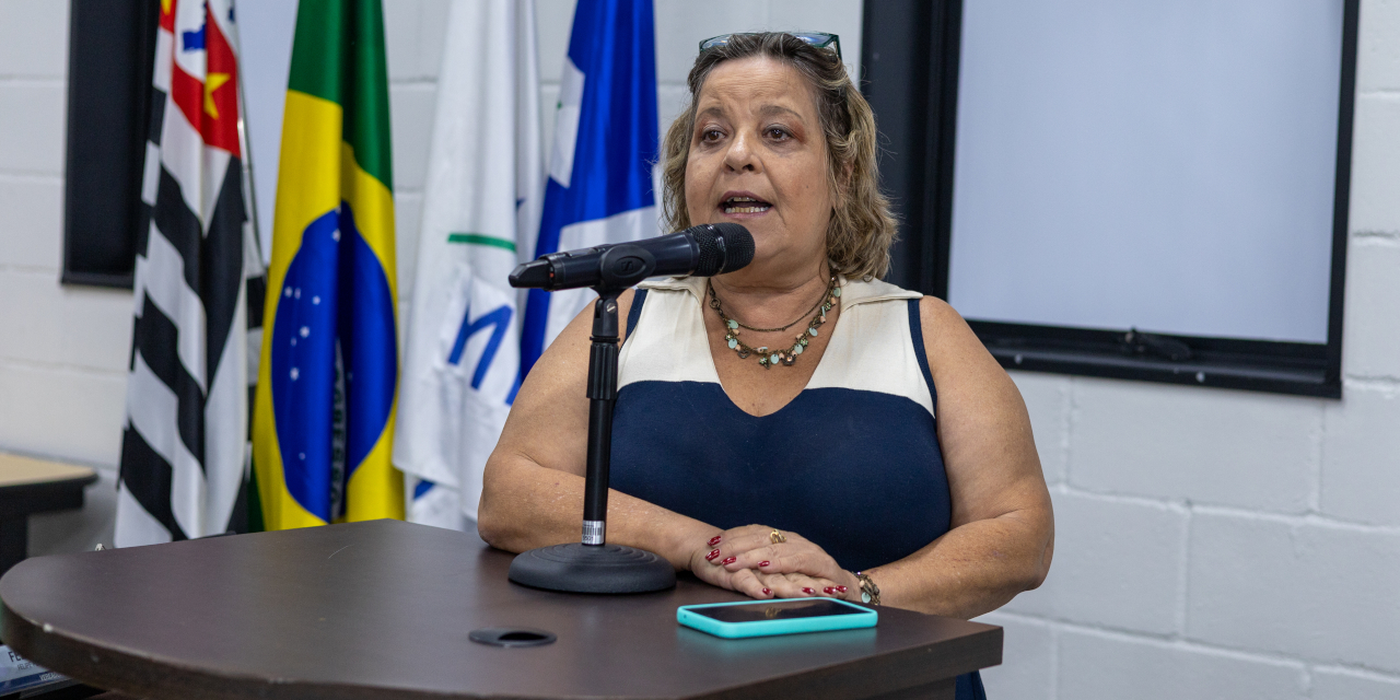 Érika Monteiro discursou sobre demandas da campanha salarial dos profissionais do magistério
