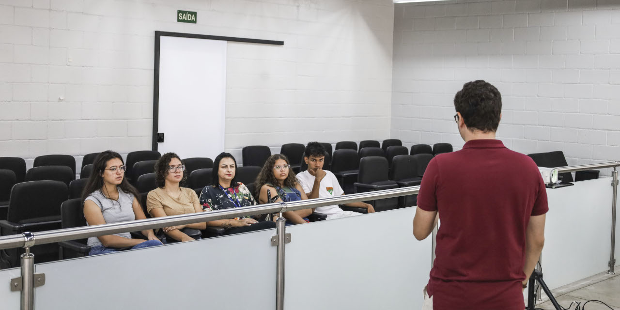 Alunos do SENAC participam de visita guiada à Câmara de Limeira