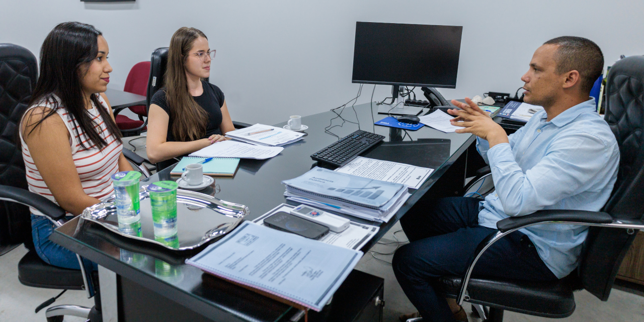 Presidente da Câmara discute projeto Médicos Tatuibi com alunas da Unicamp