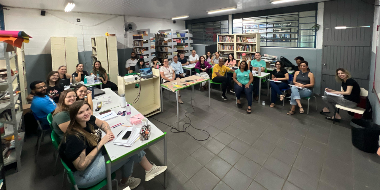 Everton Ferreira visita escola estadual para falar com professores sobre educação financeira