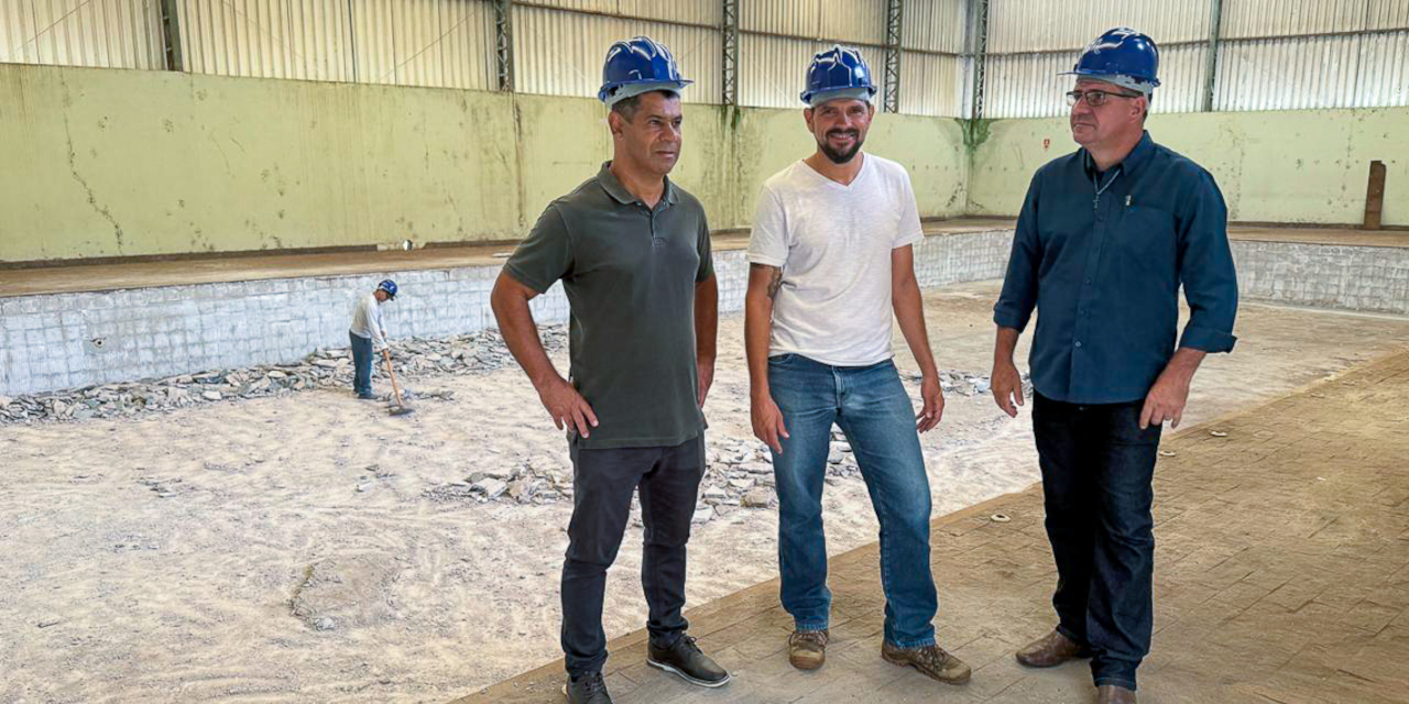 Participaram os vereadores Helder do Táxi (MDB), presidente; Marcio do Estacionamento (DC), vice-presidente; e João Bano (Solidariedade), secretário.
