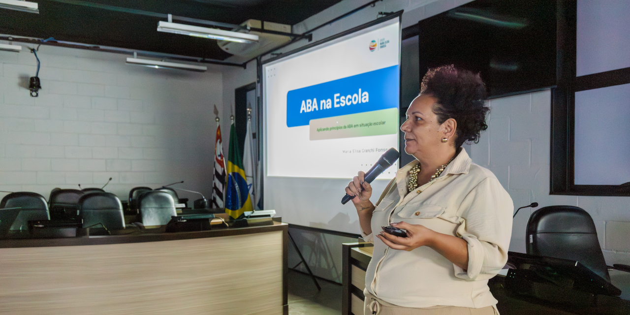 A palestra abordou a aplicação da Análise do Comportamento Aplicado (ABA)