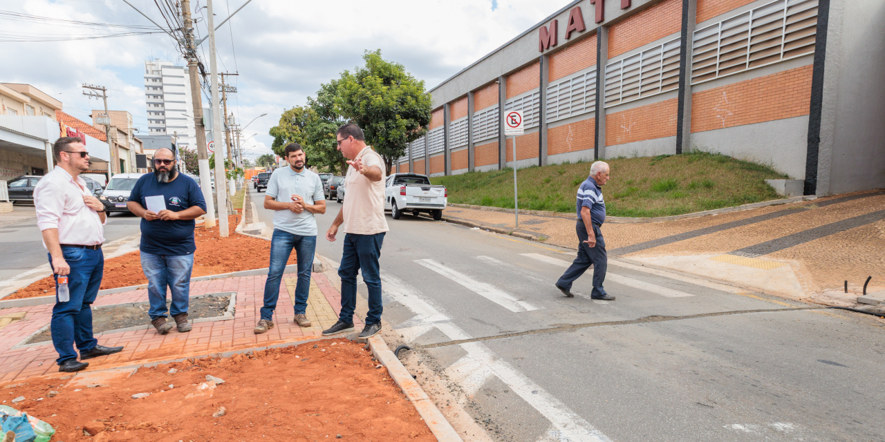 Comissão fiscaliza execução de obras na avenida Maria Buzolin e na UPA do Jardim Aeroporto