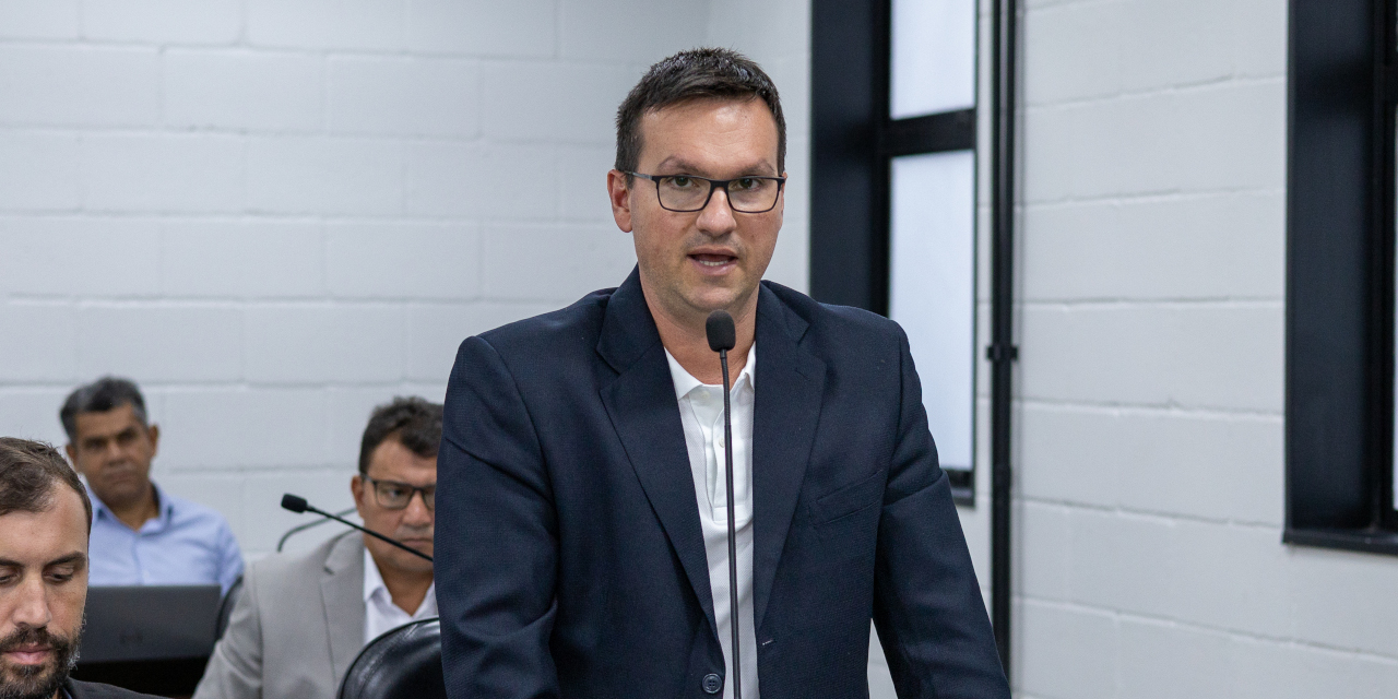 Felipe Penedo apresenta projeto que determina sinalização antecipada em vias interditadas em decorrência de obras