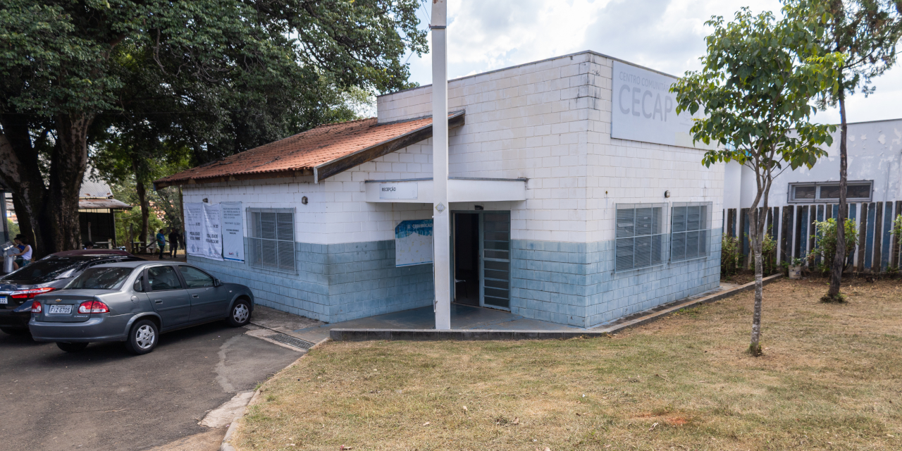 Roçagem foi realizada em toda a área do centro comunitário