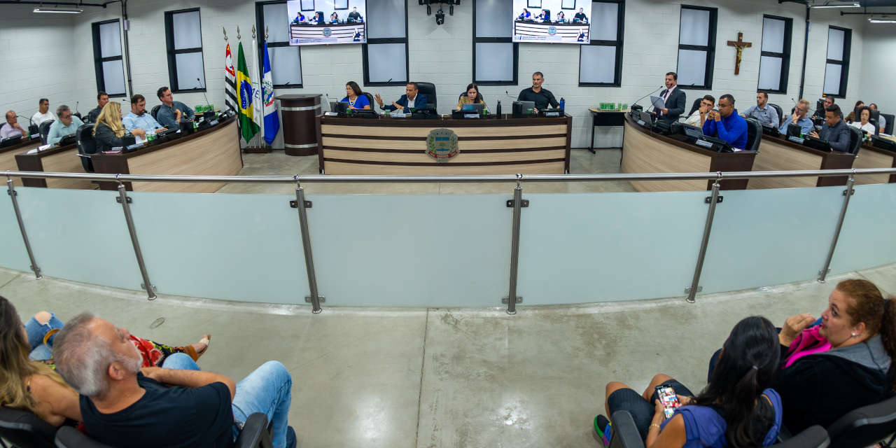 Câmara discute 19 requerimentos e aprova quatro projetos e uma moção