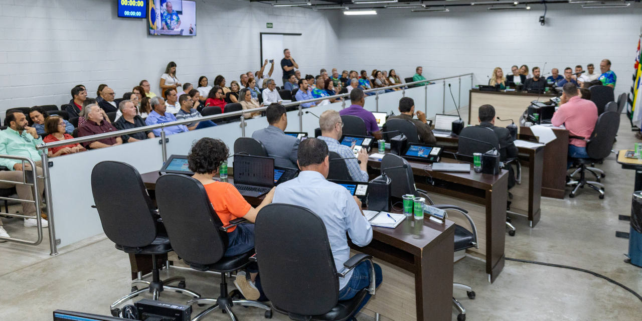 Sessão ordinária: vereadores discutem dez requerimentos e aprovam quatro projetos e duas moções