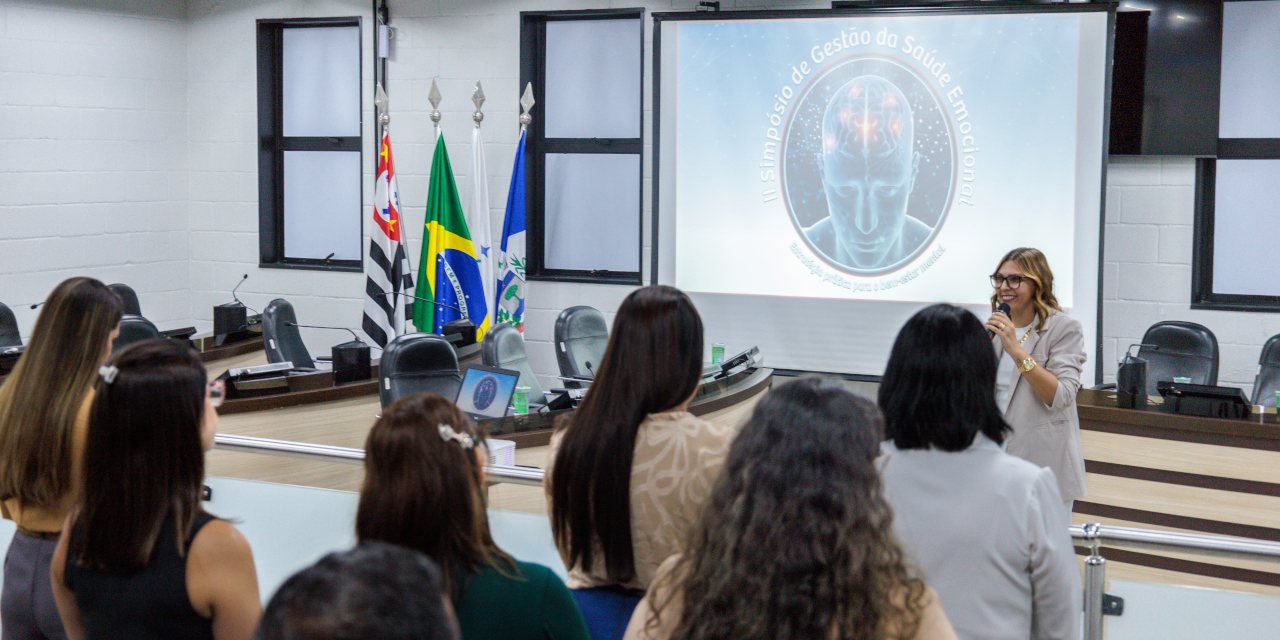 A terapeuta integrativa Paula Silva iniciou a palestra com uma dinâmica de acolhimento
