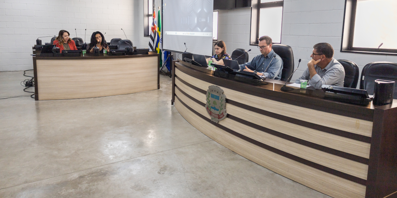 Comissão discute ocupação de áreas públicas e descarte irregular de resíduos com secretários municipais