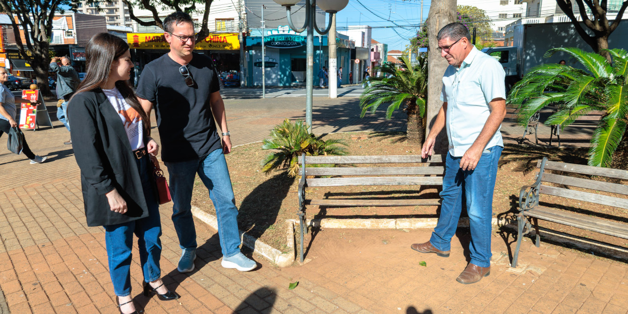Irregularidades e desníveis na pavimentação, que prejudicam inclusive a acessibilidade, e bancos e lixeiras quebrados