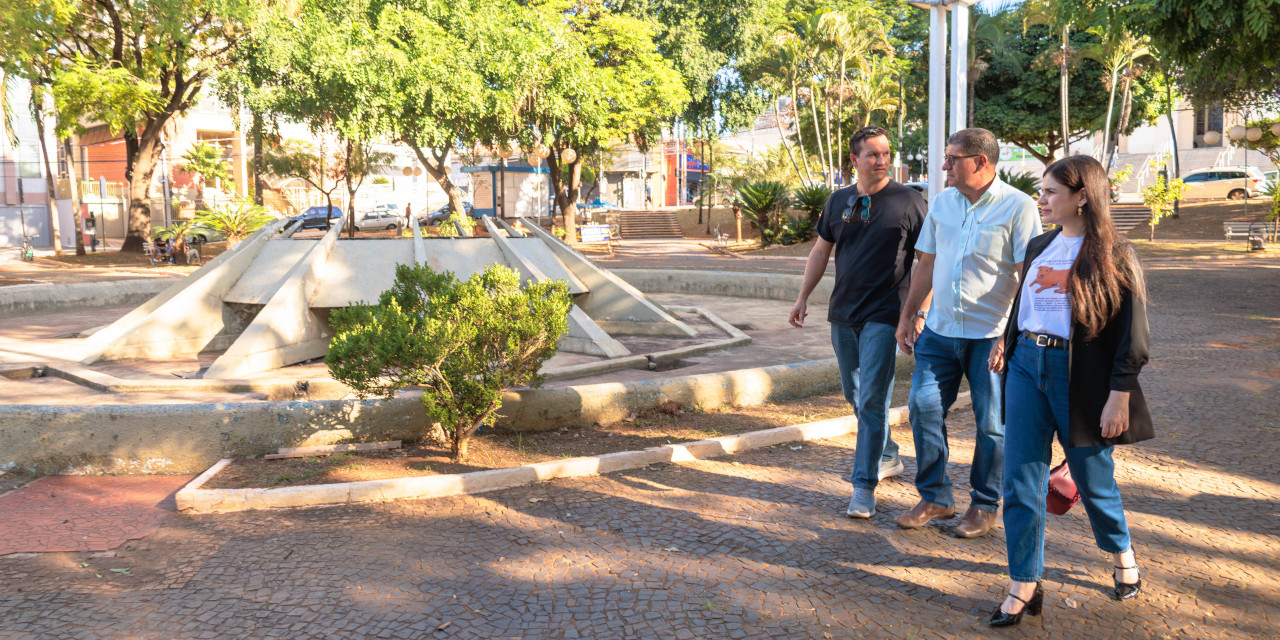 Praças estão descuidadas e precisam de limpeza profunda, segundo parlamentares