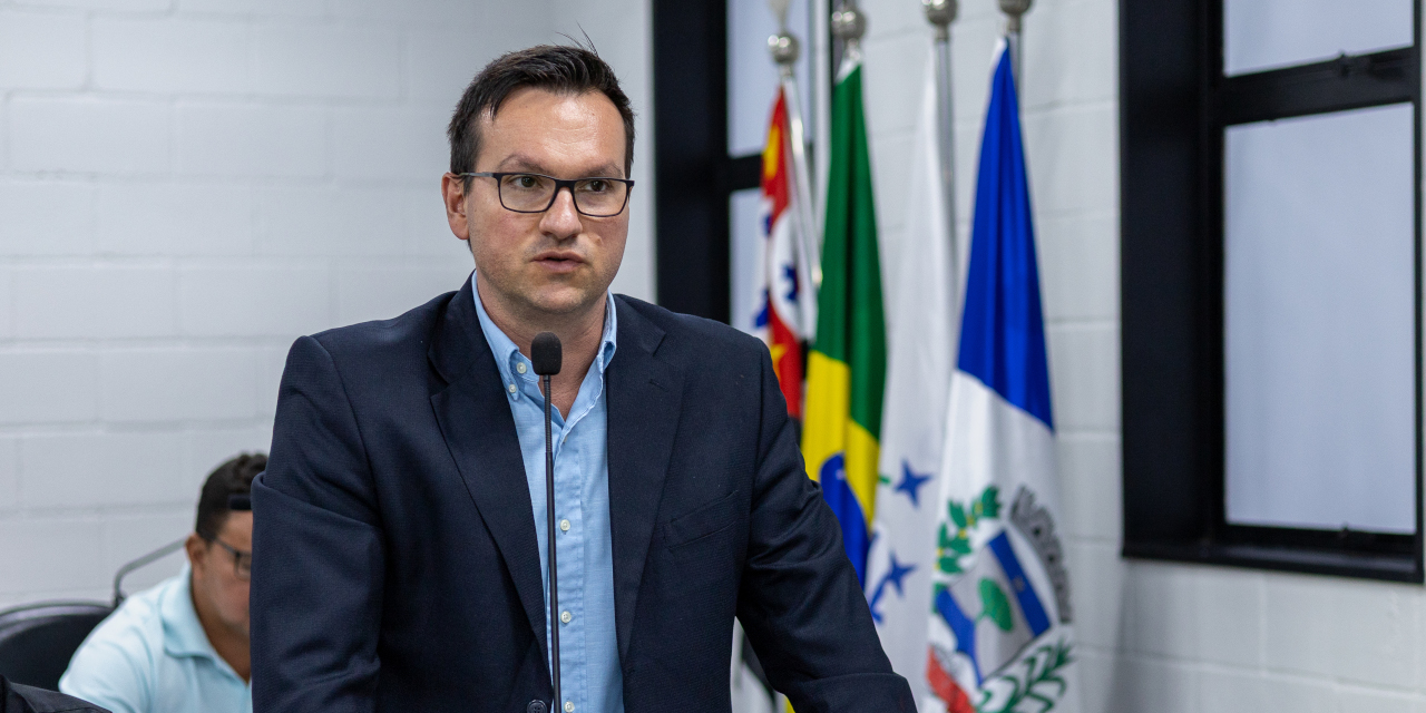 Autoria é do vereador Felipe Penedo; grupo cantou em Plenário durante a sessão ordinária