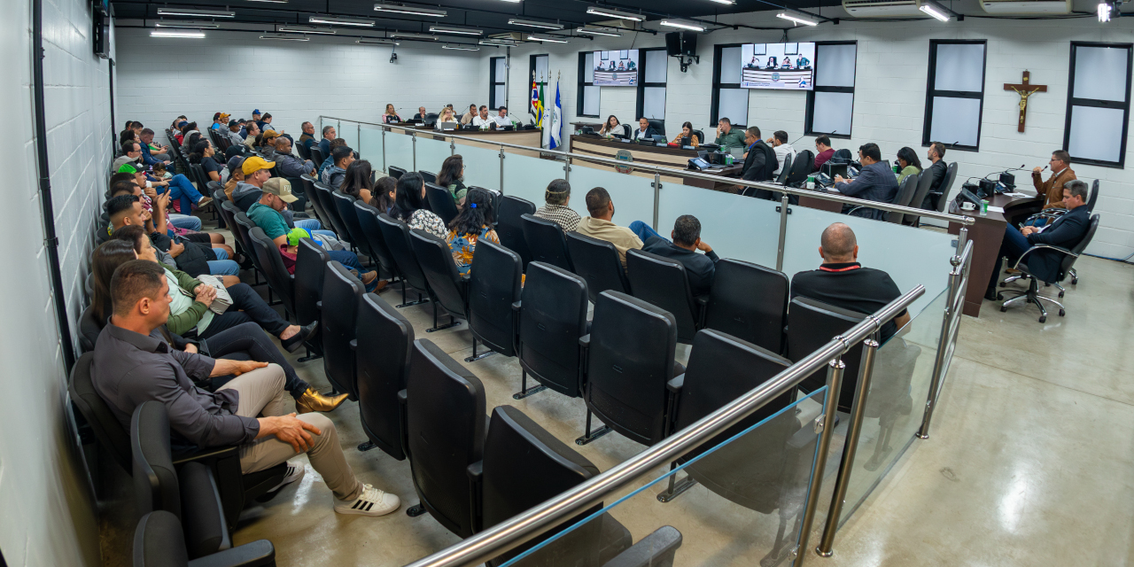 Câmara discute 44 requerimentos e aprova três projetos e 14 moções