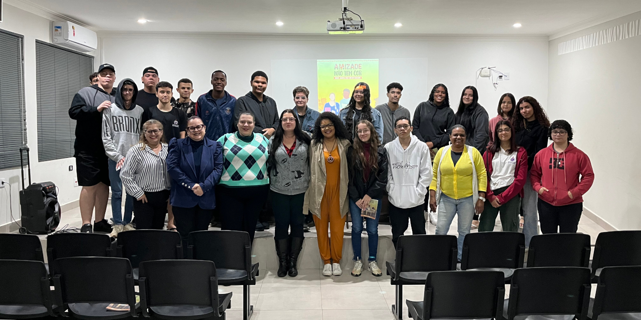 Câmara realiza palestra sobre a cartilha Amizade Não Tem Cor em Escola Estadual William Silva