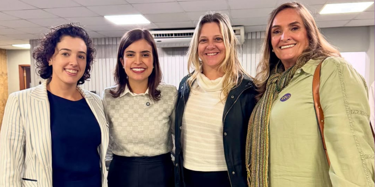 Mariana Calsa e diretora Adriana Motta participam de seminário do Plano Nacional de Educação na Alesp