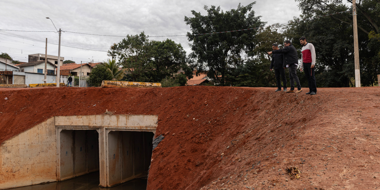 Vereadores vistoriam travessia construída no Jardim Nova Suíça