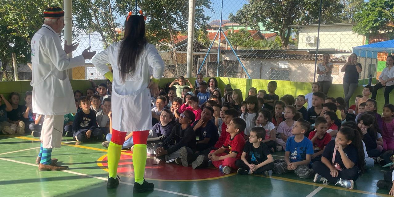 Atividade lúdica que abordou ações de conscientização contra dengue, coleta seletiva, reciclagem e proteção do meio ambiente