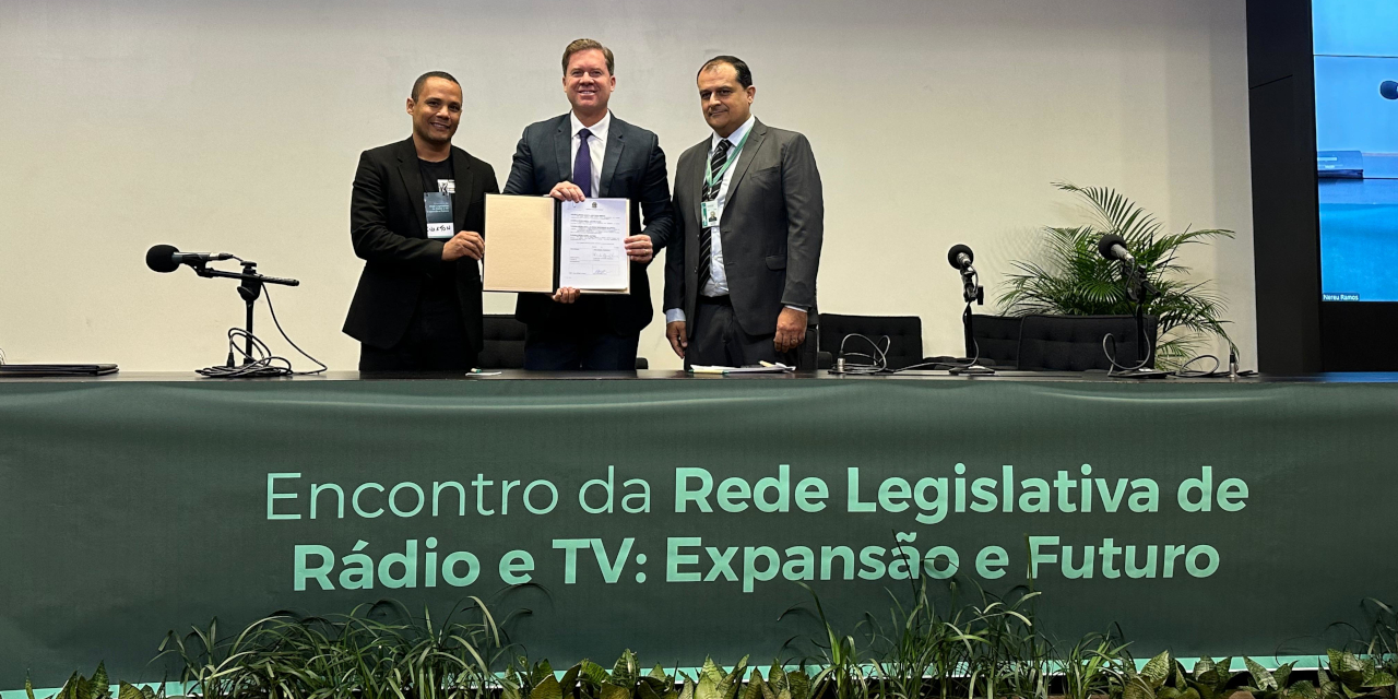 Presidente da Câmara de Limeira assina acordo de cooperação com a Rede Legislativa e a EBC