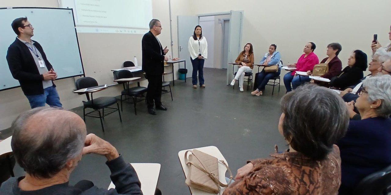 Dr. Marcelo Rossi entrega moção aos voluntários do projeto de confecção de fraldas