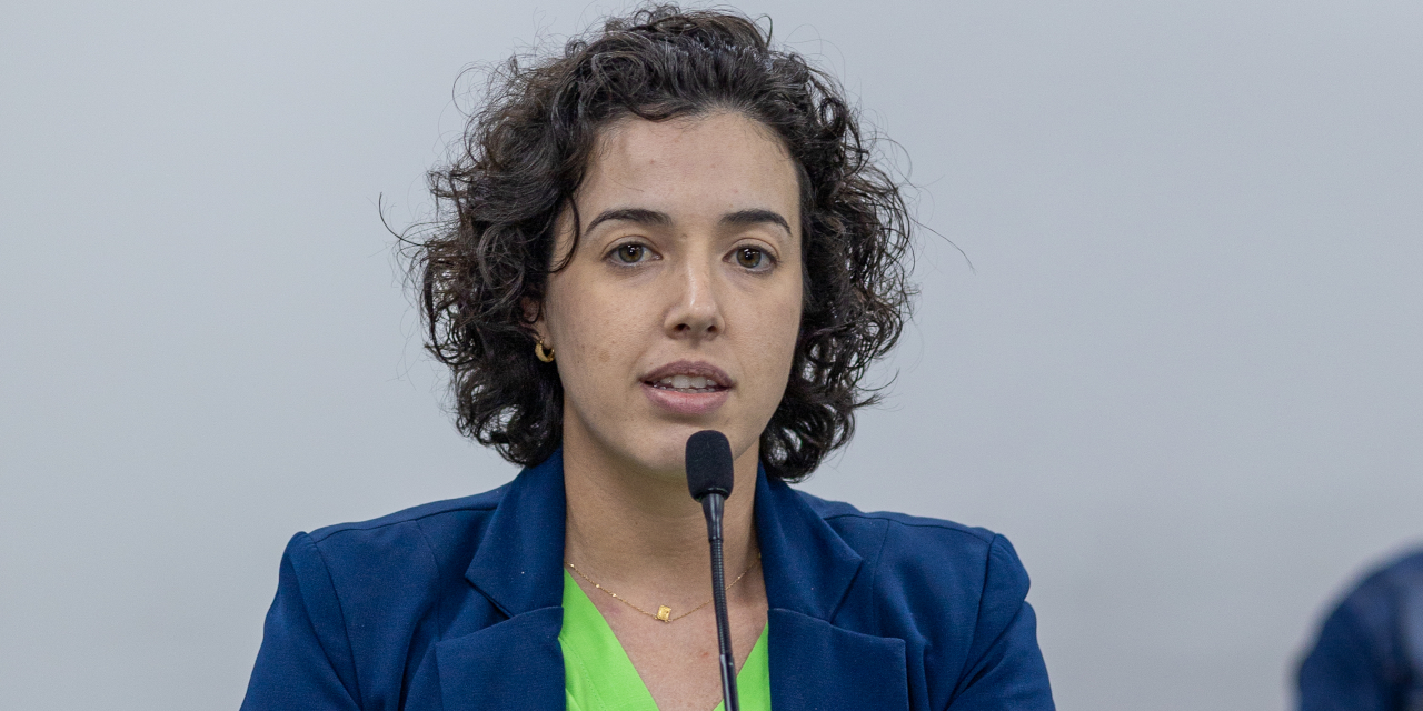 Mariana Calsa cobra explicações da Prefeitura sobre playgrounds parados