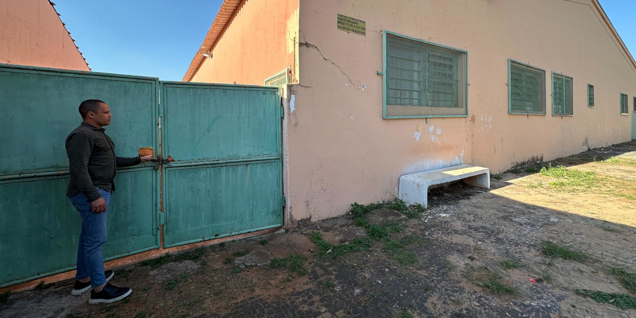 Everton Ferreira fiscaliza condições do Centro Comunitário e situação precária da quadra do Morro Azul