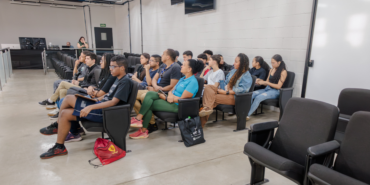 Alunos do SENAC participam de visita guiada à Câmara Municipal