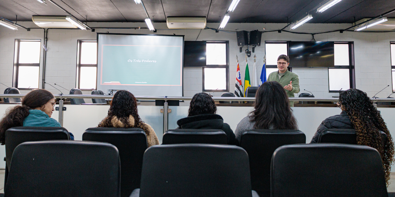 Alunos do SENAC participam de visita guiada à Câmara Municipal