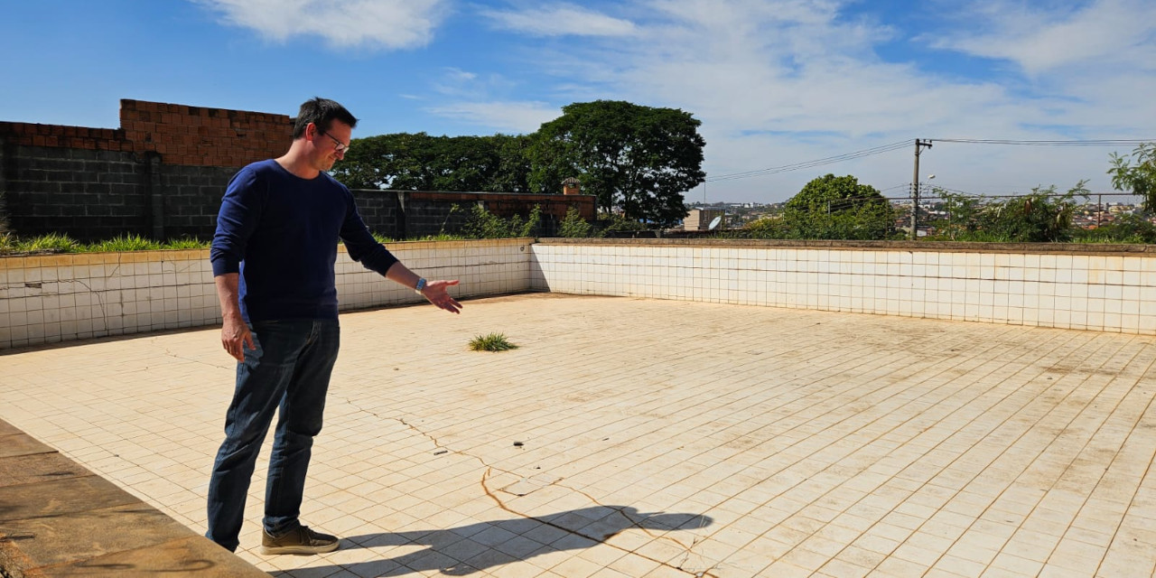 Felipe Penedo vistoria Centro Comunitário do Jardim Teixeira Marques