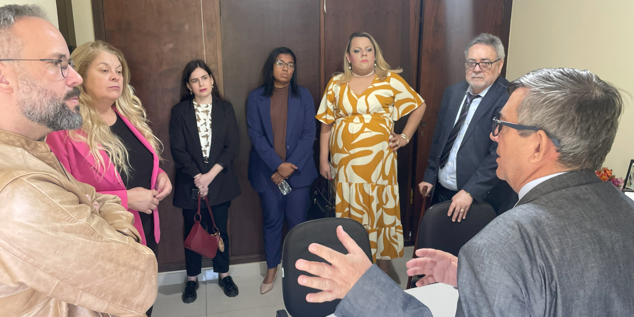 Comitiva conhece instalações e protocolos de atendimento às mulheres vítimas de violência