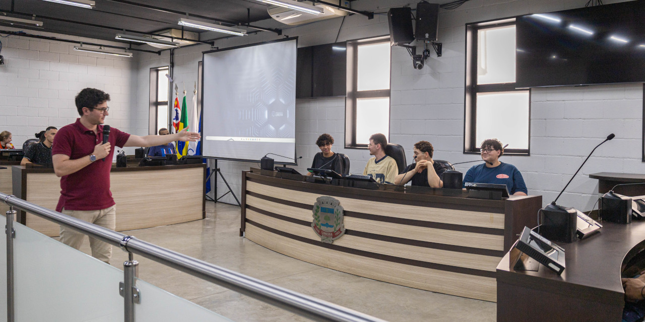 Alunos da Emeief Tenente Aviador Ary Gomes de Castro e do SENAC participam de visita guiada à Câmara de Limeira